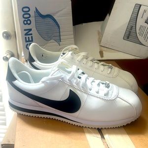 Nike sneakers 10.5 brand new